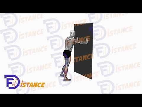 Étirement des mollets avec les mains contre le mur